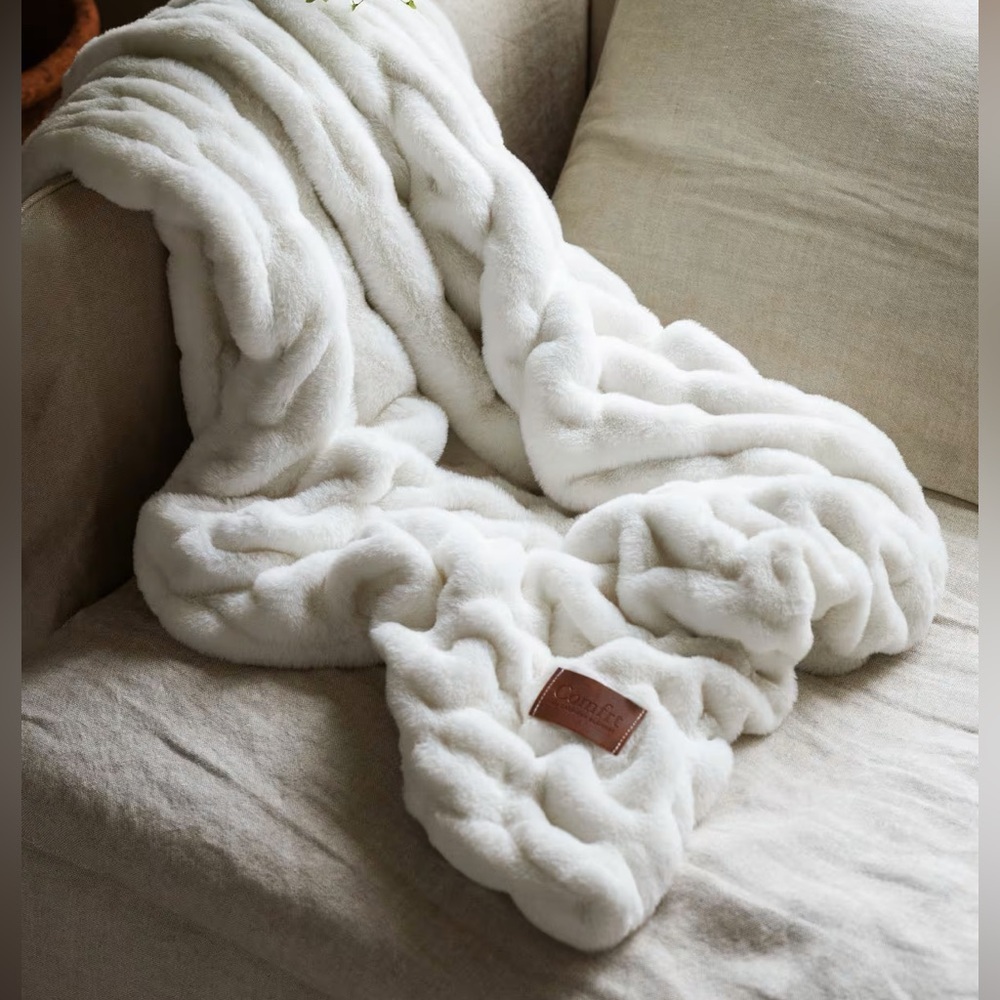 New listing.. SALE💯COMFRT BRAND WEIGHTED BLANKET! $149 RETAIL.
